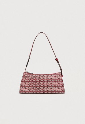 Mala DKNY em vermelho com padrão repetido de logotipo. Apresenta fecho de correr e alça para ombro com um detalhe texturizado. Forma retangular.