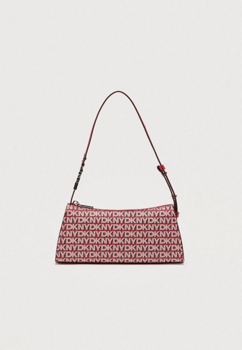 Punainen DKNY-laukku, jossa toistuva logo-kuvio. Ominaisuuksiin kuuluu vetoketjusuljenta ja olkahihna, jossa on tekstuuri. Suorakulmainen muoto.