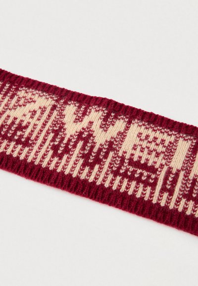 Πλεκτό κασκόλ με μοτίβο σε μαρόν και κρεμ, με υφή και ριμπ άκριες, που αναδεικνύουν γεωμετρικά σχέδια σε όλη την επιφάνεια.