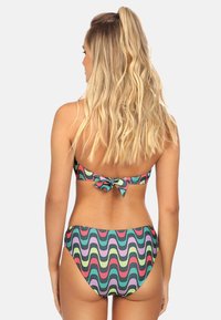 Dwuczęściowy bikini z wielokolorowym wzorem fal w zieleni, różu i purpurze. Teksturowana tkanina z kokardką z tyłu.