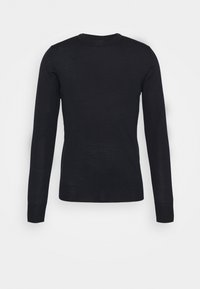 Svart långärmad tröja i mjukt stickat material. Har en rundad halsringning och ribbade ärmslut och nederkant, med en slät yta.