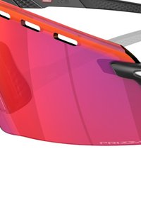 Occhiali da sole sportivi con grandi lenti rosse sfumate, dettagli neri e fori di ventilazione. Testo "PRIZM" posizionato nella parte inferiore della lente.