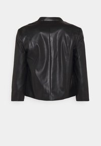 Veste en cuir noir au design ajusté, surface texturée et col classique. Présente des coutures ajustées et des manches longues. Vue de dos montrée.