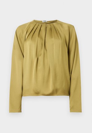 Bluză verde măsliniu cu mâneci lungi, guler rotund, detaliu plisat în partea din față și textură netedă, moale. Fără accesorii sau elemente vizibile.