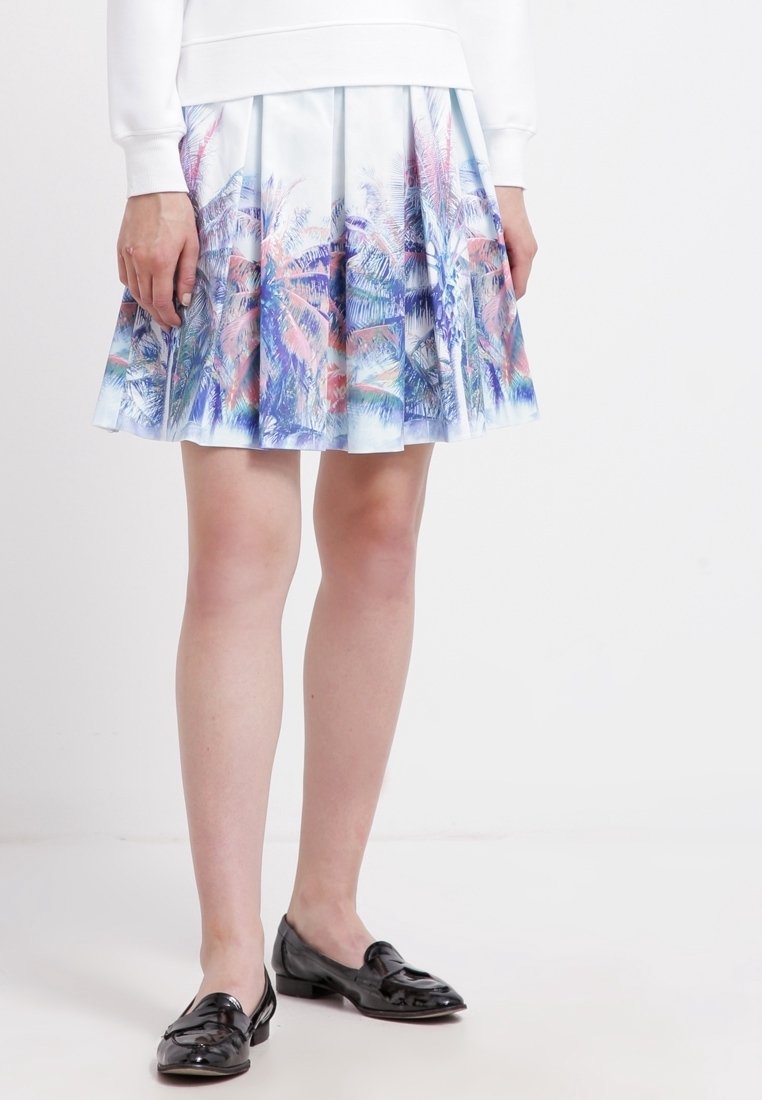 Jupe évasée en tissu lisse et léger, avec un imprimé coloré de palmiers aux nuances de bleu, rose et blanc ; design plissé.