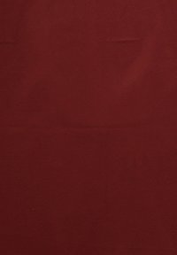 Tessuto bordeaux, texture liscia, finitura opaca, colore uniforme, senza motivi o hardware visibili. Adatto per tappezzeria o tendaggi.