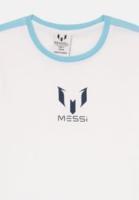 Valge T-särk helesinise ümmarguse kaelusega. Esiosal on tumehall logo, mille all on tekst "MESSi".