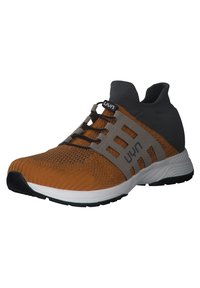 Oranges, gestricktes Sportgerät mit grauen Akzenten, elastischen Schnürsenkeln und gepolstertem Kragen; verfügt über eine weiße Außensohle mit Traktionsprofil.