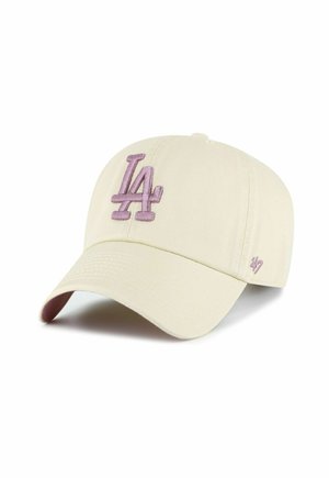 Beige Baseballcap mit gebogenem Schirm, vorne mit lavendelfarbenem "LA" bestickt und kleinem "47"-Logo an der Seite.