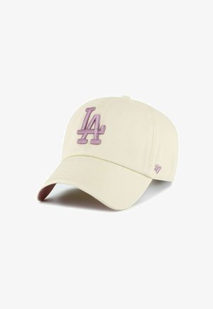 Beige Baseballcap mit gebogenem Schirm, vorne mit lavendelfarbenem "LA" bestickt und kleinem "47"-Logo an der Seite.