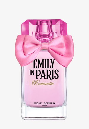 Flacon de parfum rose étiqueté Emily in Paris Romantic avec un grand nœud en satin rose noué autour du cou.