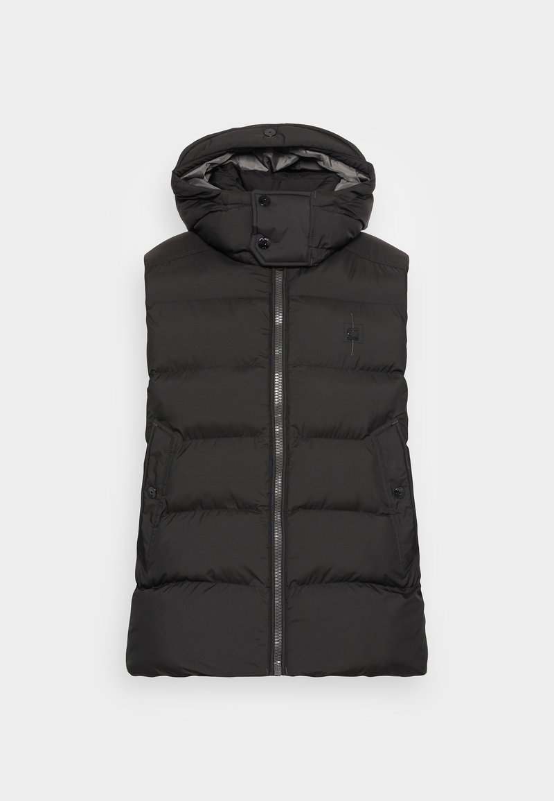 Veste noire matelassée sans manches avec capuche, fermeture éclair à l'avant et poches à boutons, étalée à plat sur fond blanc.