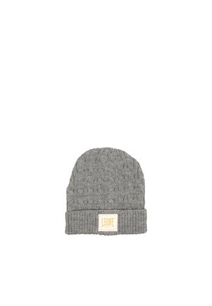 Bonnet gris en maille avec un revers côtelé et une petite étiquette crème.