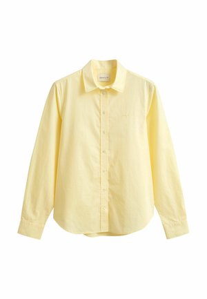 Gelbes Langarmhemd mit Knöpfen, Kragen, Frontknopfleiste und leicht abgerundetem Saum, flach auf weißem Hintergrund präsentiert.