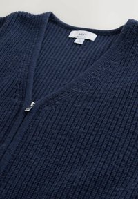 Marineblauer Reißverschluss-Cardigan aus strukturiertem Stoff mit Rippenmuster. Verfügt über einen V-Ausschnitt und silberne Reißverschluss-Details.