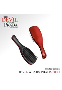 Kaksi punaista ja mustaa hiusharjaa, joissa on "The Devil Wears Prada" -logo ja teksti "Limited edition Devil Wears Prada Red" valkoisella pohjalla.