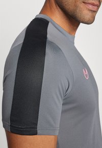 Nike Performance TOP  - Camiseta deportiva - iron grey/black/sunset pulse
