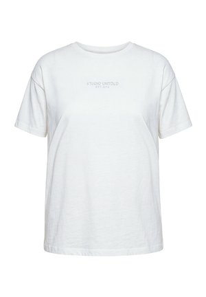 Camiseta blanca de manga corta con cuello redondo y el texto "STUDIO UNTOLD EST. 2016" centrado en el pecho.