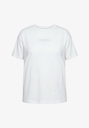 Camiseta blanca de manga corta con cuello redondo y el texto "STUDIO UNTOLD EST. 2016" centrado en el pecho.