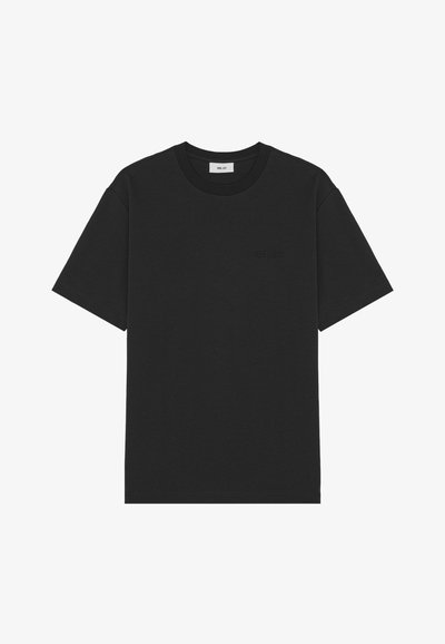 Sort T-shirt med korte ærmer i bomuld, med rund halsudskæring og en diskret præget logo på forsiden. Glat tekstur og klassisk pasform.