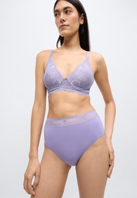 Fialová krajková podprsenka s nastavitelnými ramínky, zdobená květinovými vzory a vroubkovanými okraji. Vysoké kalhotky v odpovídající barvě s krajkovým lemováním.