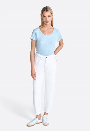 T-shirt bleu clair à manches courtes, jeans slim-fit blancs, et baskets blanches avec semelles en gomme. Tissu doux et respirant, design à col rond.