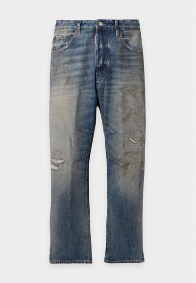 Jean bleu délavé coupe droite avec des marques d'usure et des coutures visibles aux genoux, poches avant et fermeture à bouton.