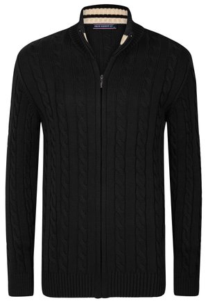 Cárdigan negro de punto con un patrón de trenzas, cuello alzado y cremallera de longitud completa. Presenta puños y dobladillo de canalé.
