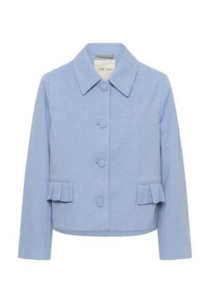 Veste bleu clair en tissu texturé, avec un col, cinq boutons et des accents volantés sur les poches.
