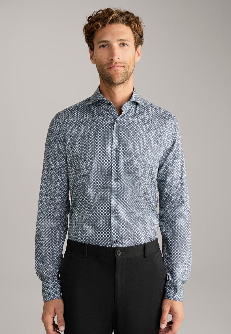 Langärmliges Hemd mit blauem Muster, das aus leichtem Stoff gefertigt ist. Es hat eine durchgehend knöpfbare Front, eine schlanke Passform und verstellbare Manschetten. Kombiniert mit schwarzen Hosen.