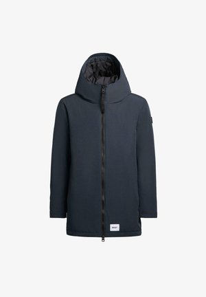 Veste à capuche marine avec une fermeture éclair sur le devant, texture de tissu lisse et un label logo à l'ourlet. Design simple avec des manches longues.