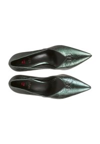 Paire de ballerines vert métallique à bout pointu pour femmes avec finition texturée et accents décoratifs argentés sur fond blanc.