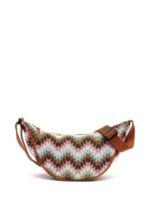 Kleine stoffen tas in de vorm van een halve maan met een geometrisch chevronpatroon in bruin, roze, blauw en wit, en verstelbare bruine band.