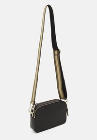 Borsa a tracolla nera in pelle con angoli arrotondati, doppia cerniera e una tracolla a motivo con strisce beige e verde oliva.