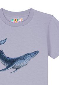Lichtpaarse katoenen T-shirt met korte mouwen, voorzien van een blauwe walvisafbeelding in gedetailleerde tinten blauw en groen.