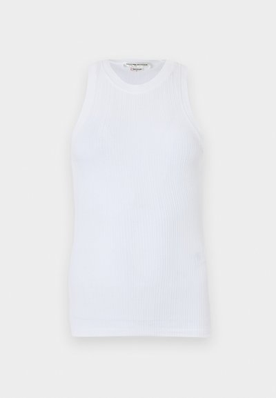 Άσπρο αμάνικο ριμπ τοπ με ψηλό λαιμό, με εφαρμοστή σιλουέτα και λεία υφή. Ετικέτα στον λαιμό.