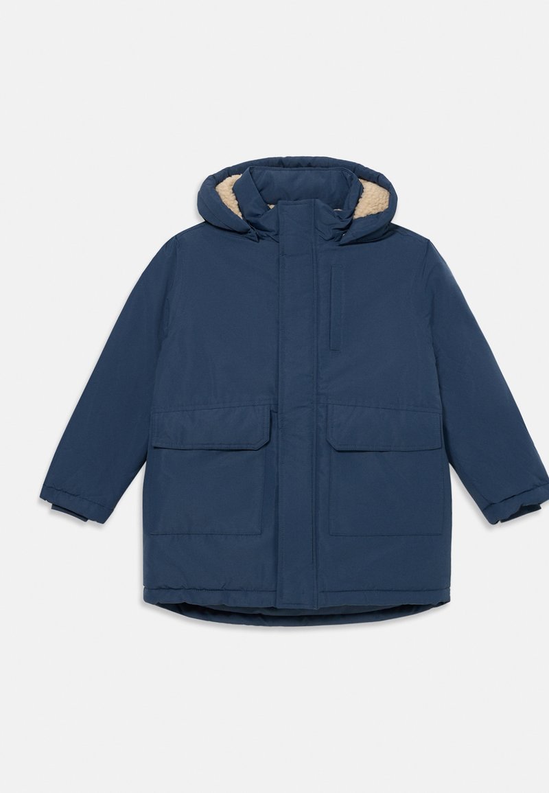 Veste d’hiver bleu marine avec capuche doublée en polaire beige, deux poches avant à rabat et fermeture éclair couverte.