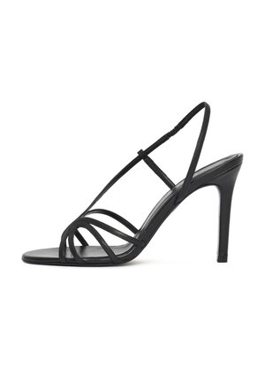 Sandale noire à talon haut avec fines brides et un design à bride arrière sur fond blanc.