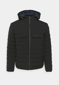 Sort pufferjakke med hætte, lynlås og quiltet tekstur. Har tonal "HILFIG" logo på brystet og kontrastforet hætte.