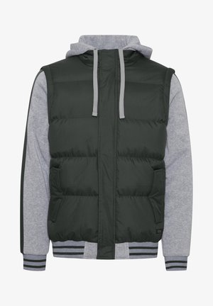 Tumši zaļš polsterēts veste ar pelēkiem garām piedurknēm un kapuci. Iespējama priekšējā rāvējslēdzēja, divas sānu kabatas un strīpotas adītas aproces un apakšmalas.