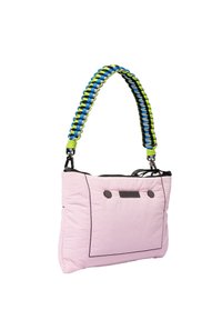 Roze, gewatteerde stoffen tas met een grote voorkantzak, zwarte stiksels en een gestreepte blauwe en groene handgreep. Heeft zwarte hardware-details.