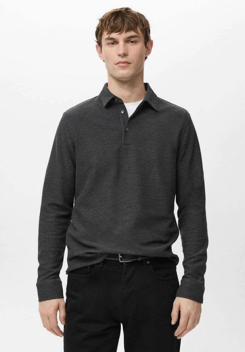 Dunkelgraues Herren-Poloshirt mit langen Ärmeln aus strukturiertem Stoff, mit Kragen, Zwei-Knopf-Leiste und figurbetonter Silhouette, kombiniert mit schwarzen Jeans.