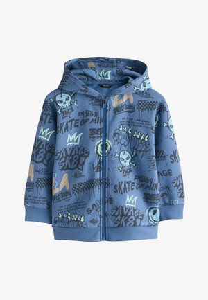 Modra jopa s poklopcem in z zadrgo, okrašena s sprednjim delom in rokavi s tekstom v grafitnem slogu o rolkanju, lobanjo in prekrižanimi kostmi, kronami in abstraktnimi vzorci.