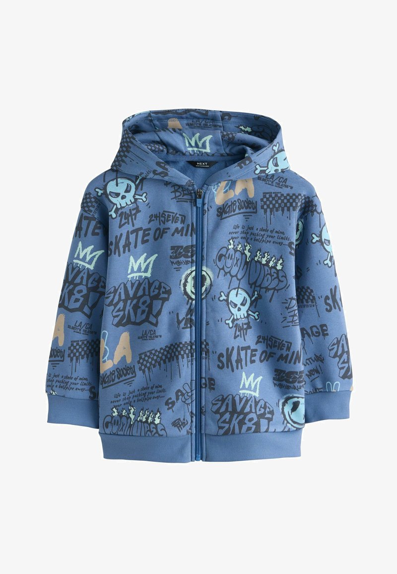 Blauwe hoodie met rits, bedrukt met graffiti-stijl skateboarding tekst, schedel en gekruiste botten, kronen en abstracte patronen op de voorkant en mouwen.