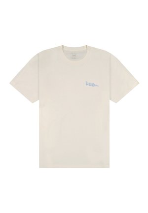 Béžové tričko s krátkým rukávem, kulatým výstřihem a malým světle modrým logem "Lee" na levé straně hrudi.