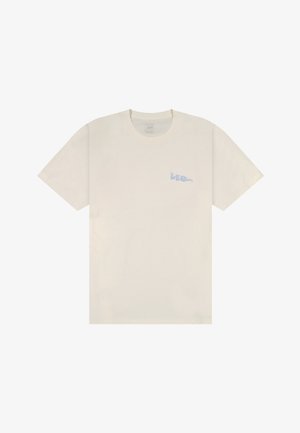 Béžové tričko s krátkým rukávem, kulatým výstřihem a malým světle modrým logem "Lee" na levé straně hrudi.