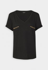 Camiseta negra de cuello en V, de mangas cortas, que presenta dos bolsillos frontales con detalles de cadena dorada. Fabricada con una tela suave y lisa.