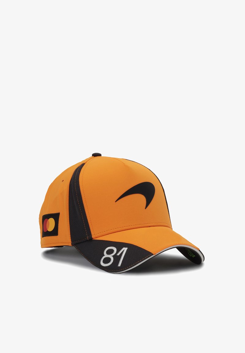 Casquette orange et noire avec une visière courbée, logo swoosh noir à l’avant, « 81 » brodé sur la visière, et un patch logo Mastercard sur le côté.
