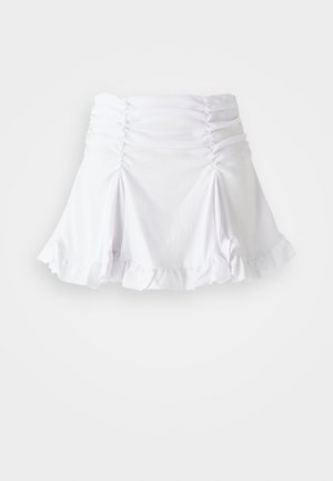 Balta svārki, kas izgatavoti no teksturētas auduma ar ručītēm un rifuļotām malu. Iezīmē platu dizainu ar pieguļošu jostasvietu.