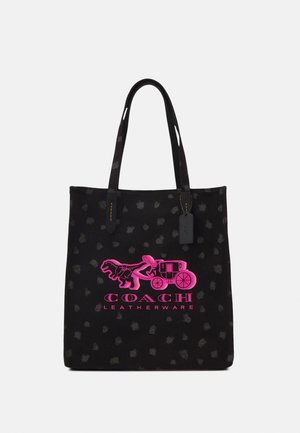 Czarna torba typu tote z delikatnymi plamami, długimi uchwytami oraz jaskraworóżowym logo Coach z wizerunkiem konnej karety i napisem "Leatherware".